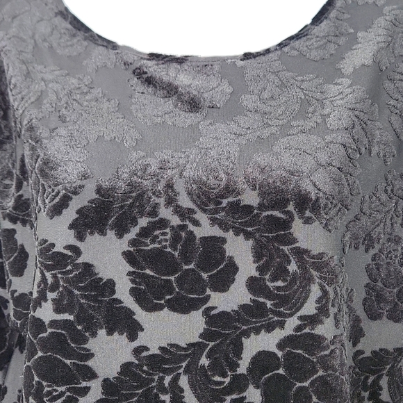 Sundance Bella Grace floral velvet lined top. - Picture 3 of 7